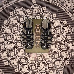 Keen ‘Whisper’ black/grey sport sandal - size 7.5